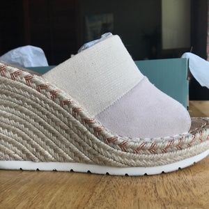 TOMS platform summer wedge mules size 5 cream, suede linen